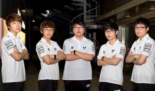 Royal Never Give Up 击败了 Oh My God ， Bilibili Gaming 以 2：1 战胜了 Weibo Gaming ，在 LPL 第二分区 2025