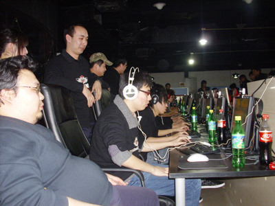 缺失的女性坦克回头看月亮，点燃光来帮助Xun获得三杀。 JD Gaming 中路和打野展现了他们的实力，拉回了一座城市。